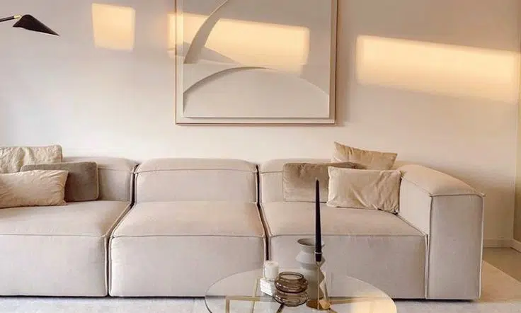 Un salon de couleur beige neutre après le home staging