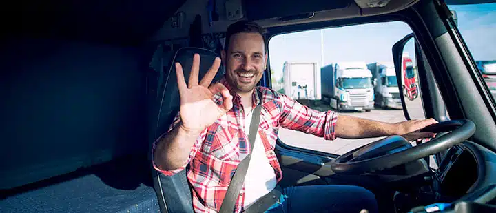 Homme heureux dans un camion de déménagement