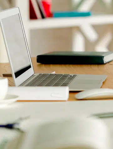 photo d'un bureau en bois dans un studio étudiant blanc