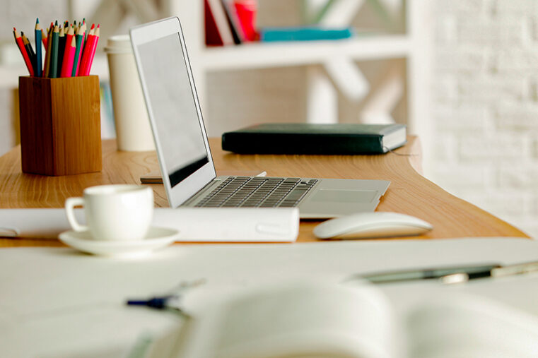 photo d'un bureau en bois dans un studio étudiant blanc