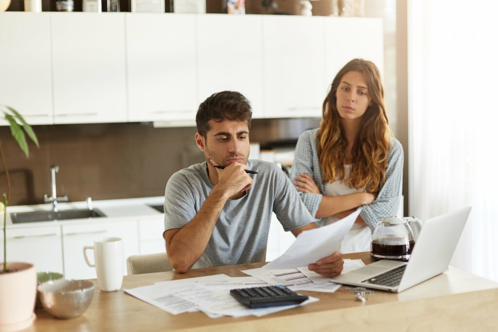 Couple qui examine ses documents administratifs et son budget de déménagement