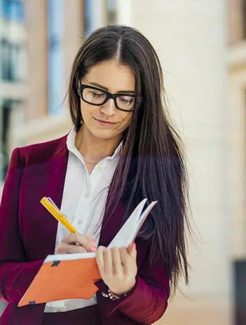 agent immobilier qui écrit