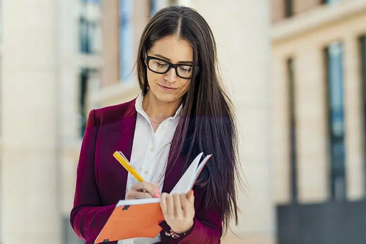 agent immobilier qui écrit