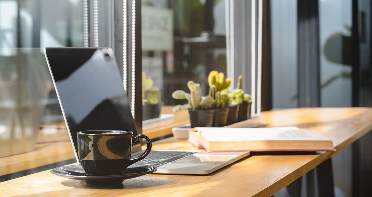 Photo d'un bureau dans un espace de travail partagé