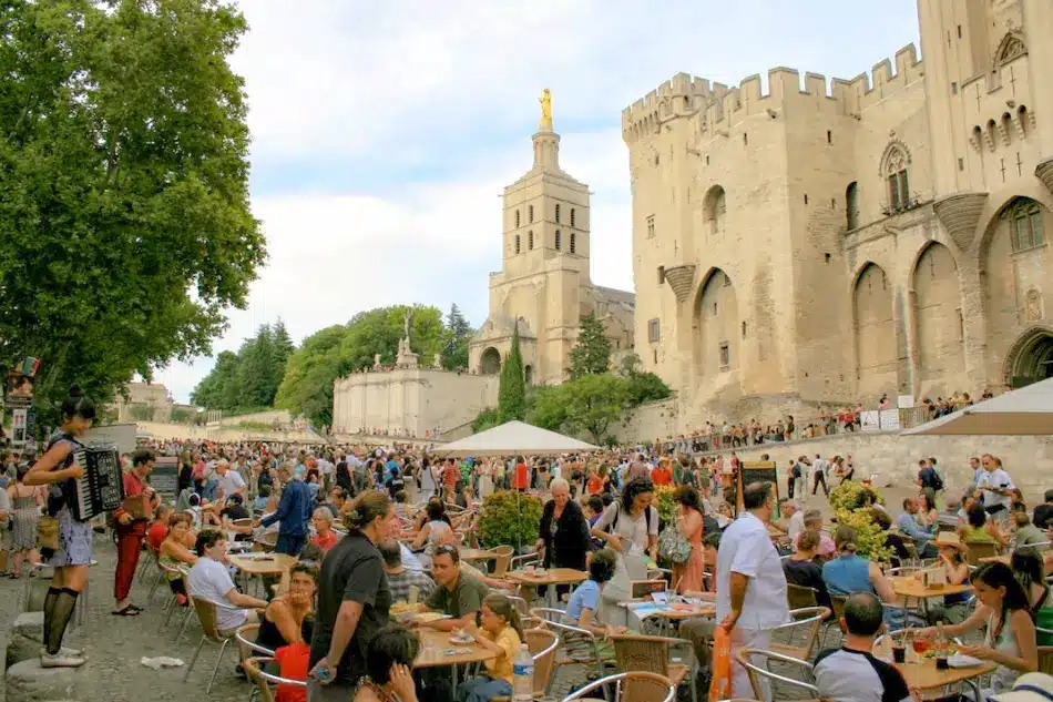 Photo du festival d'Avignon, les rues sont bondées