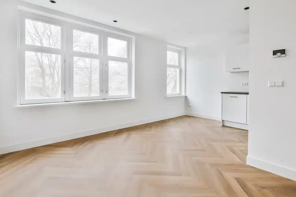 Pièce vide et lumineuse, prête pour l'état des lieux de sortie