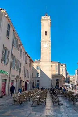 Place de la tour de l'Horloge, quartier centre à Nîmes.