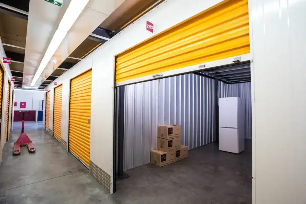 Un box ouvert dans un  centre de stockage. 