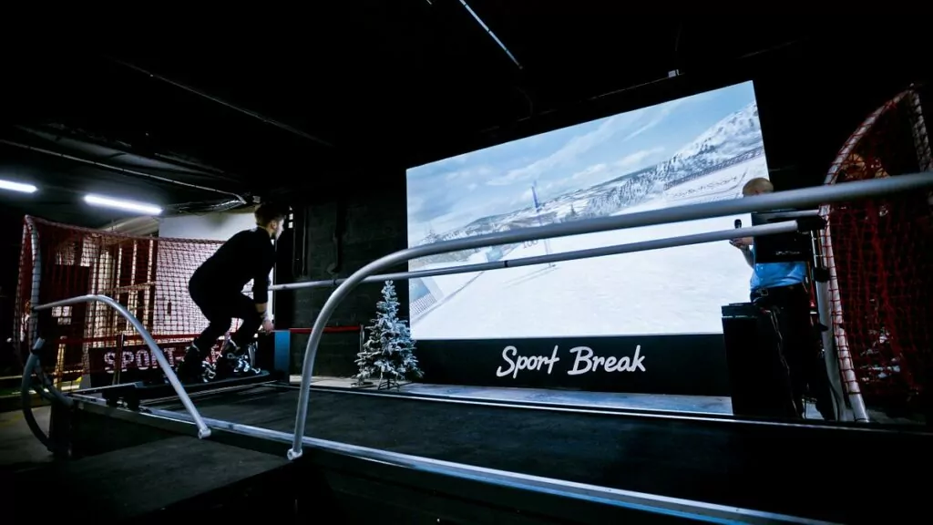 Photo de l'activité sport break, un homme en ski d'intérieur