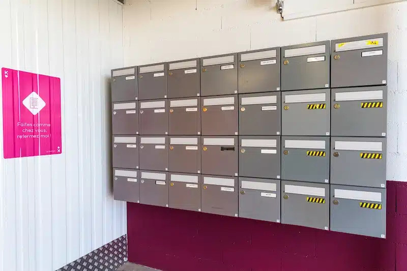Boîtes aux lettres pour la domiciliation commerciale d'entreprise dans un centre de stockage.