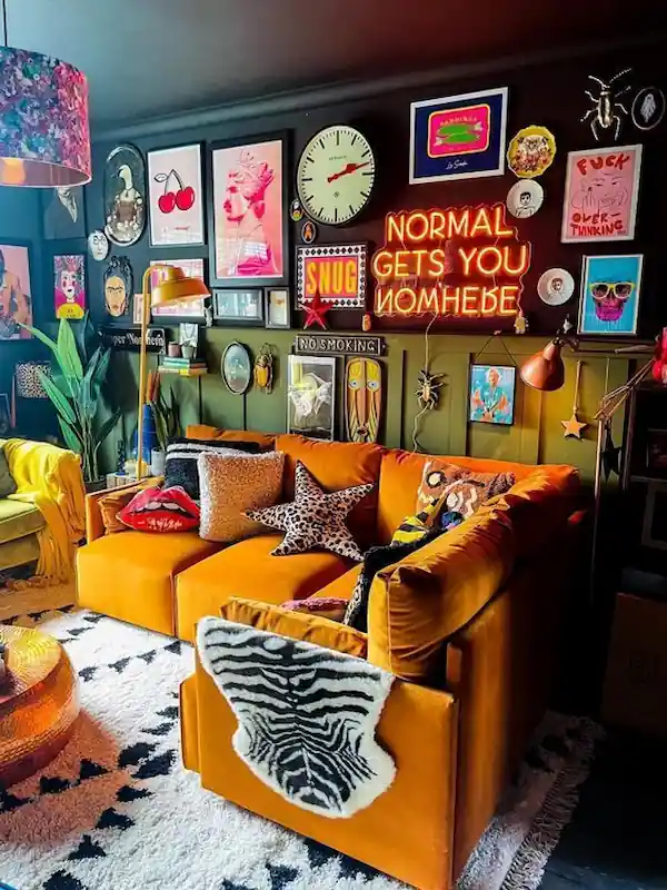 Photo d'un séjour, avec un canapé d'angle jaune moutarde, oranger avec un mur décorer par des tableaux colorés, un néon, et des pièces vintages