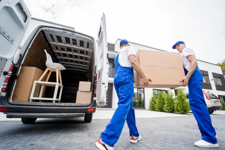 Déménageur sortant des cartons du camion