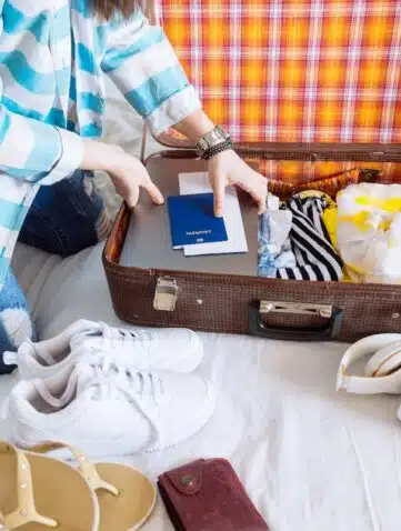 Femme entrain de faire sa valise