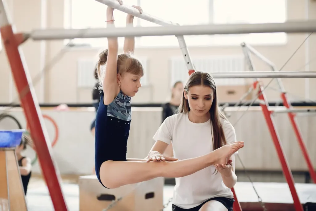 Activité extrascolaire : Fille qui pratique la gymnastique 
