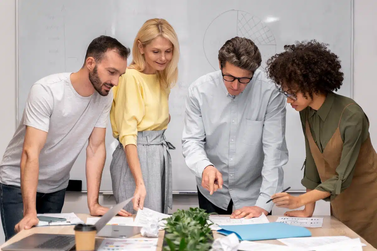 4 personnes collaborant au bureau