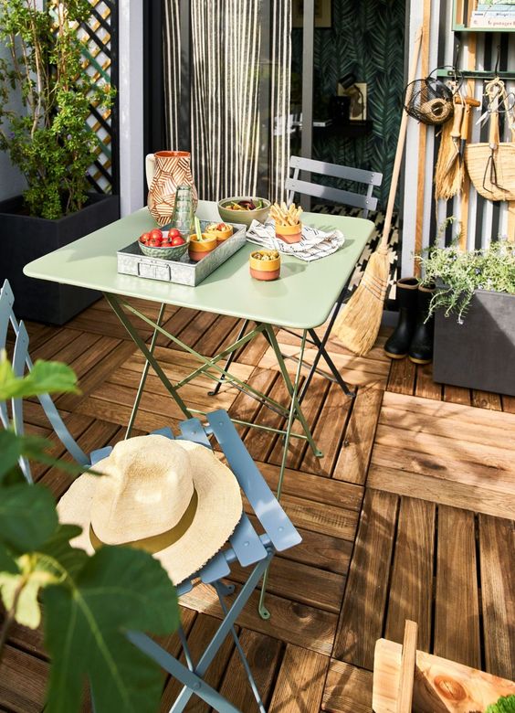 Balcon avec mobilier d'extérieur, table et chaises pliantes