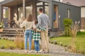 Famille devant une maison