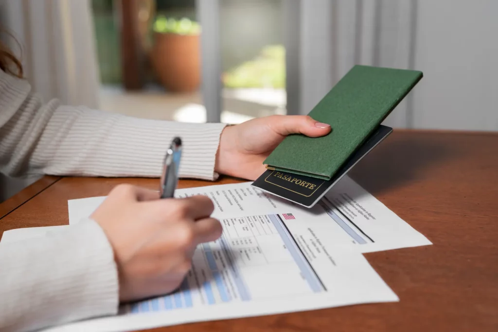 Mains de femmes tenant un passport et remplissant un document administratif 