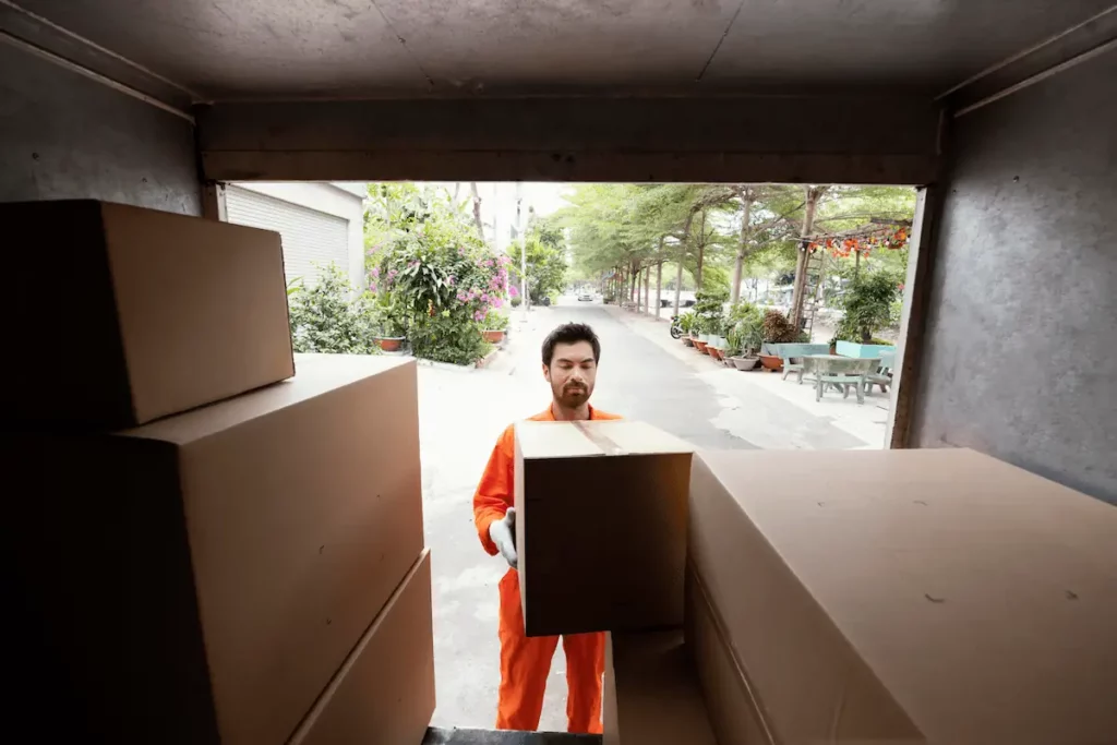 Professionnel qui décharge l'arrière d'un camion de déménagement. 