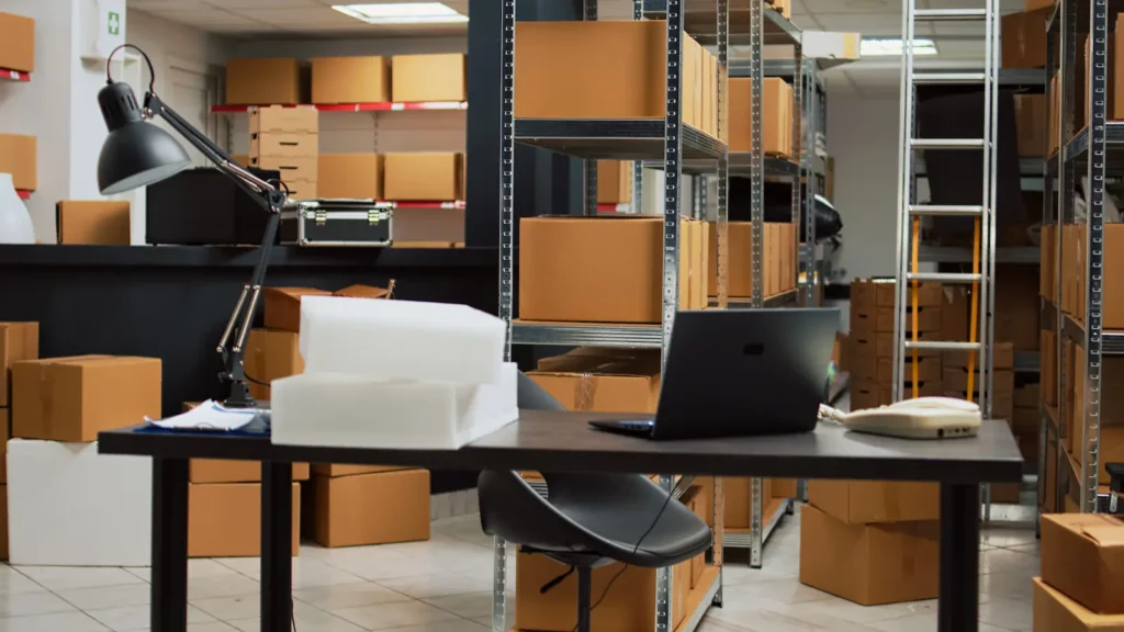 Photo d'un bureau dans lequel est entreposé du matériel saisonnier