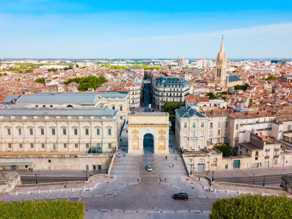 Photographie vu panoramique sur l'arc de triomphe montpelliérain et le centre ville historique.