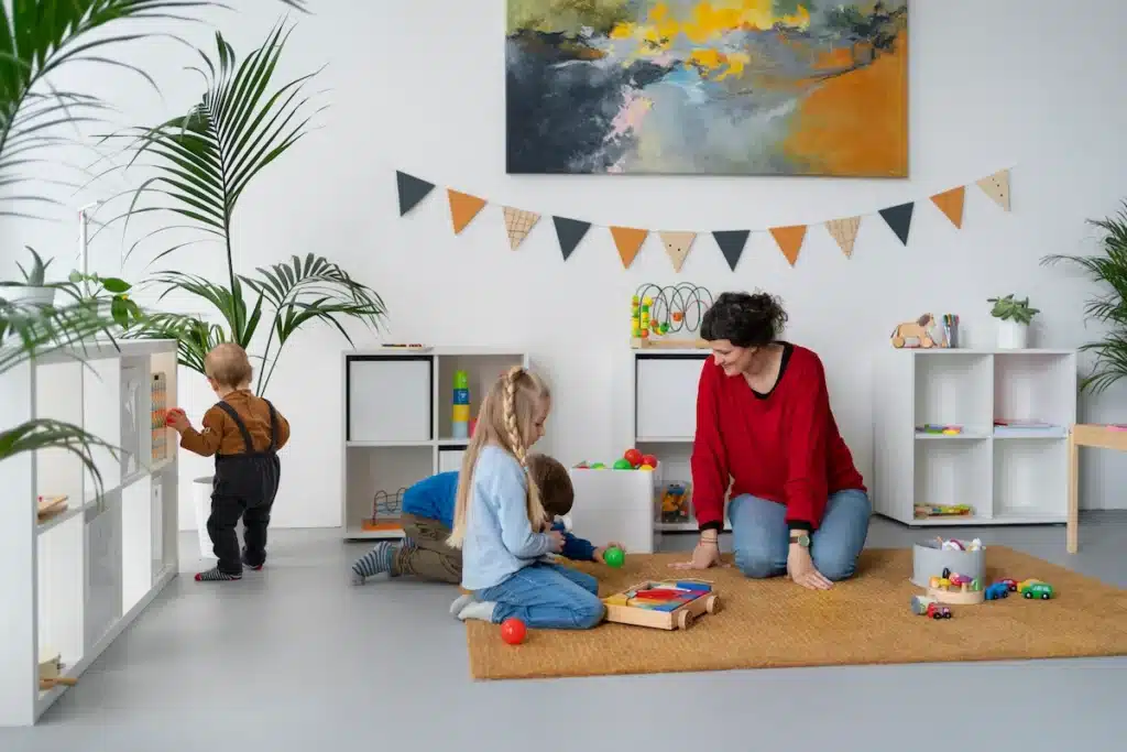 3 enfants et un adulte, dans un espace de type salle de jeu.