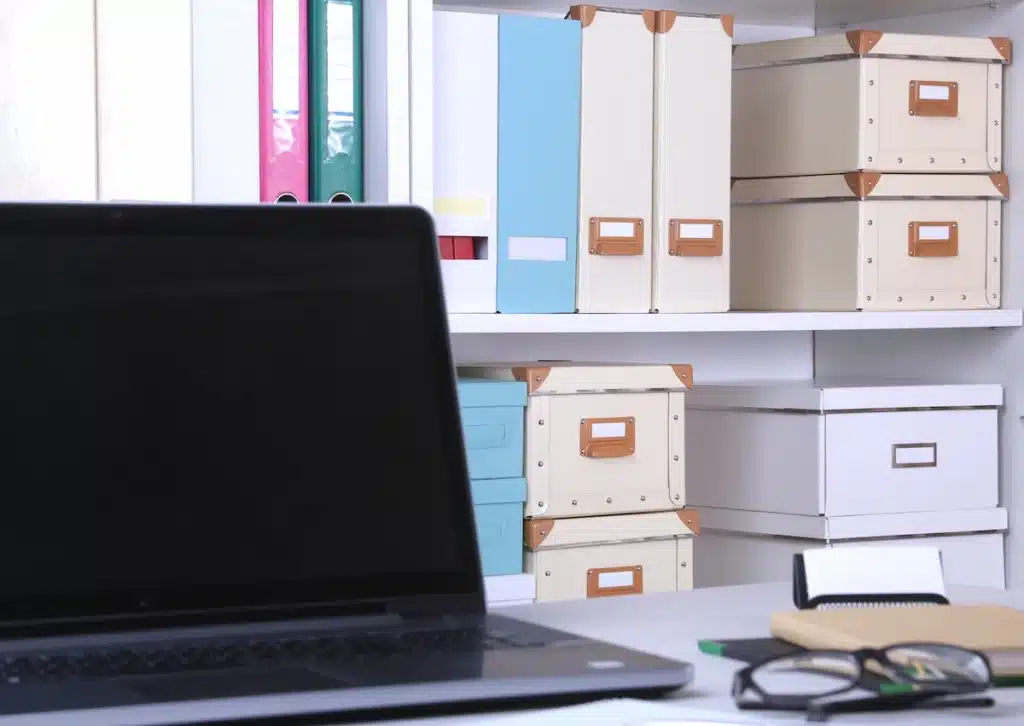 Photographie d'un bureau avec un étagère d'archive en fond, pour illustrer le développement son activité professionnelle grâce au self-stockage.