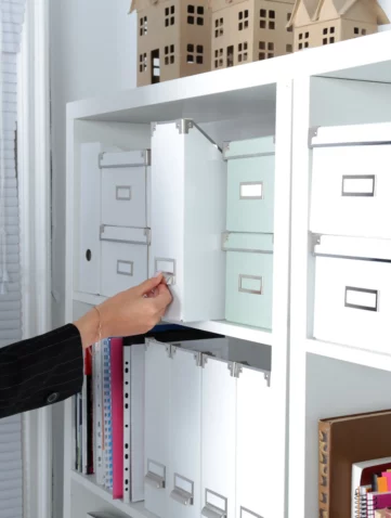 Femme qui stock et organise ses papiers