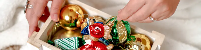 Une femme trie des décorations de noel