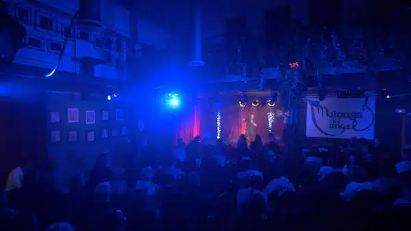 Photo du Nîmes Comedy Club, une ambiance conviviale dans un petit espace agréable et tamisée avec ses éclairages bleutés.