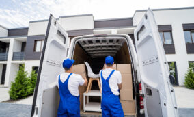 Déménagement à l'étranger : déménageurs remplissant un camion.
