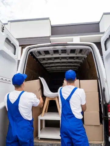 Déménagement à l'étranger : déménageurs remplissant un camion.