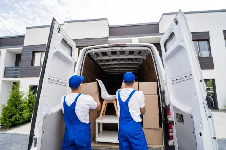 Déménagement à l'étranger : déménageurs remplissant un camion.