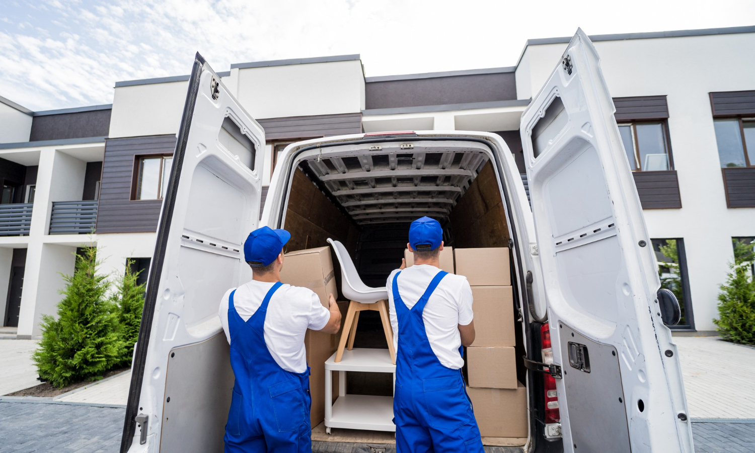 Déménagement à l'étranger : déménageurs remplissant un camion.