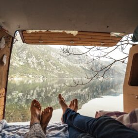 Couple qui a tout plaqué pour vivre dans un van aménagé.