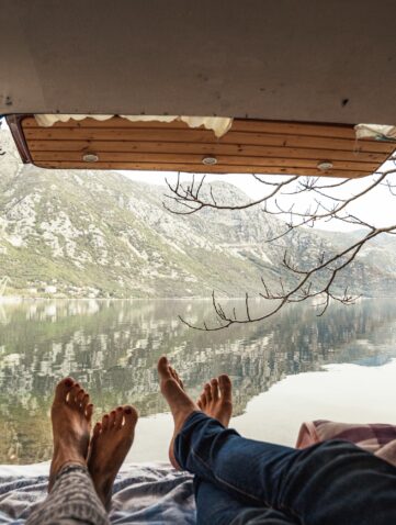 Couple qui a tout plaqué pour vivre dans un van aménagé.
