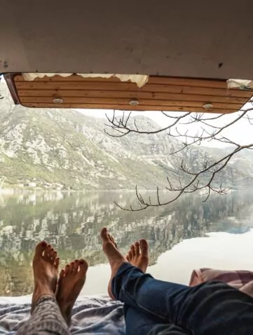 Couple qui a tout plaqué pour vivre dans un van aménagé.
