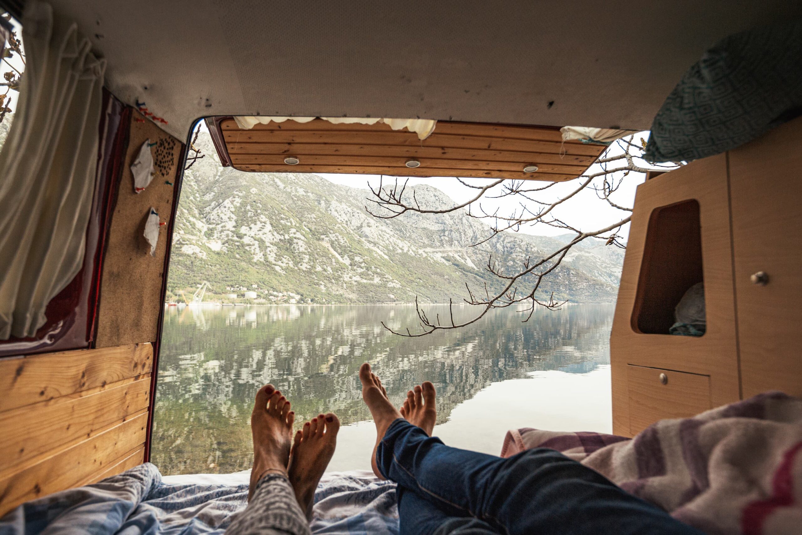 Couple qui a tout plaqué pour vivre dans un van aménagé.