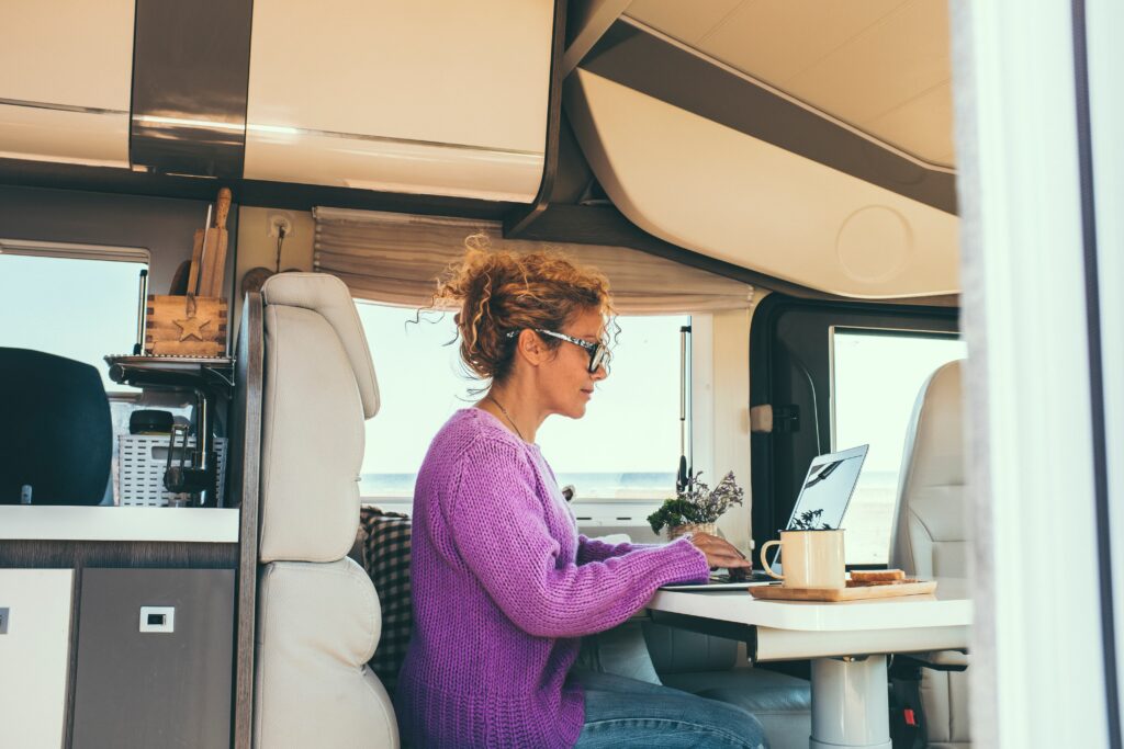 Digital nomade ayant tout plaquer pour vivre dans un van et travailler d'où elle veut.