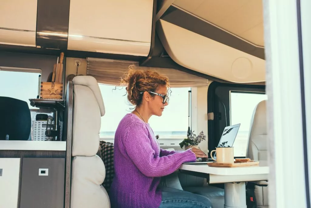Digital nomade ayant tout plaquer pour vivre dans un van et travailler d'où elle veut.