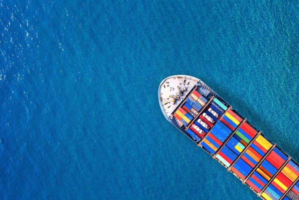 Bateau effectuant un transport maritime de marchandises.