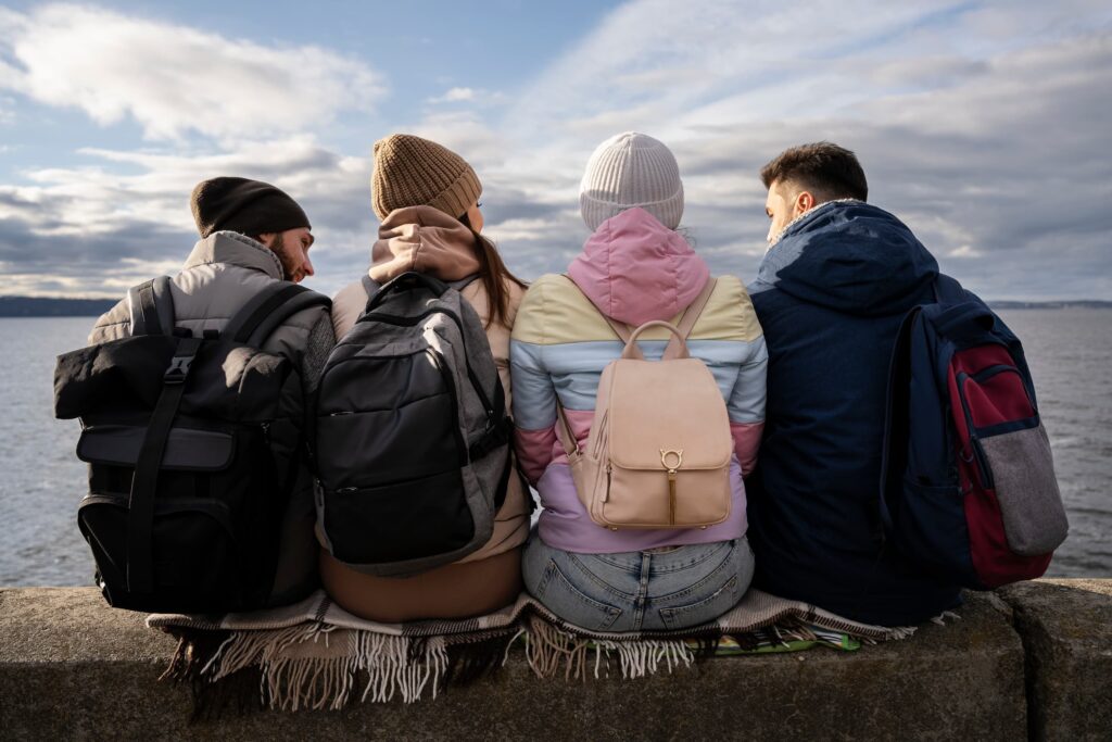 Groupe d'expatriés assis face à la mer, en Australie.