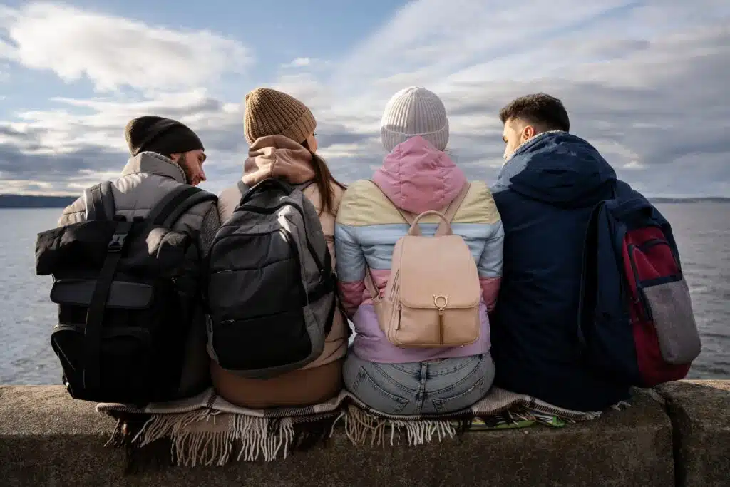 Groupe d'expatriés assis face à la mer, en Australie.