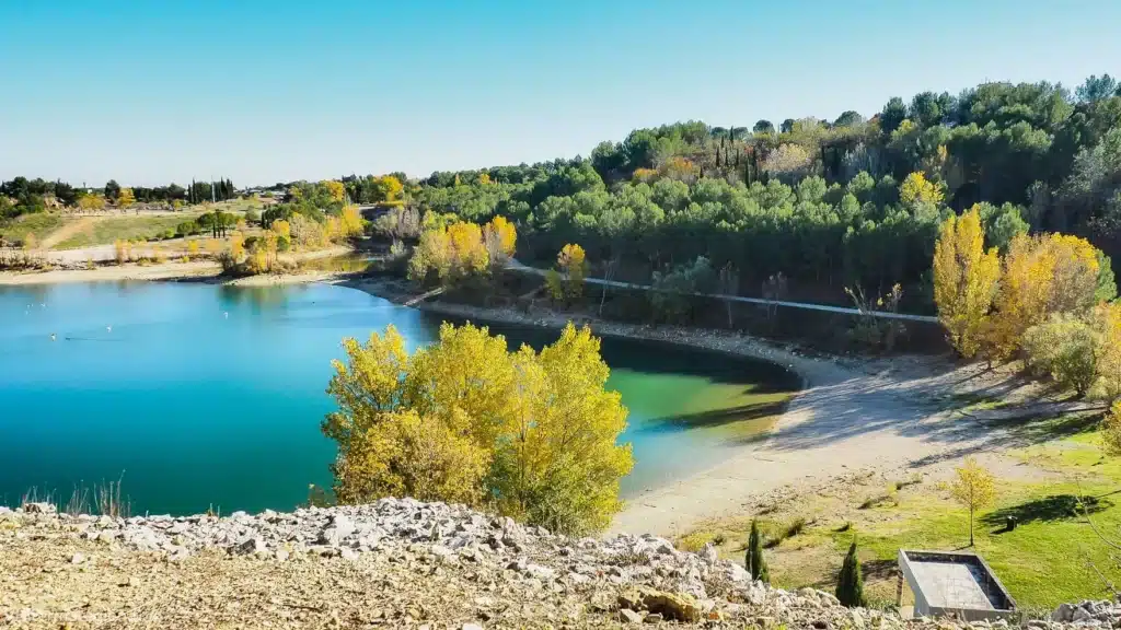 Photo ensoleillée du lac du Crès.