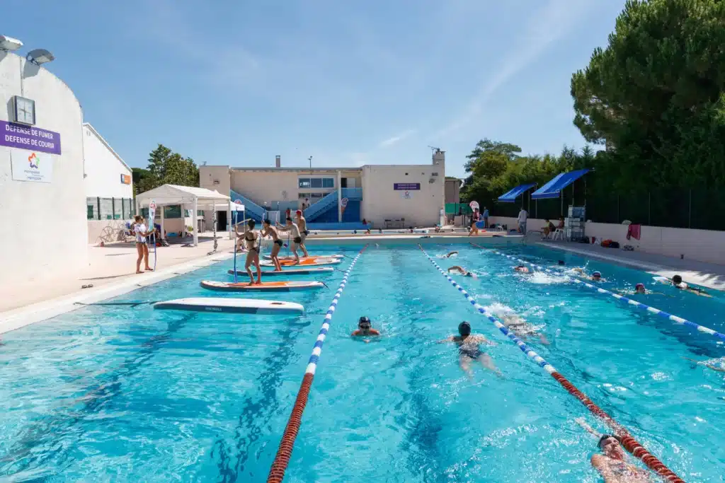 Piscine ouverte de Castelnau-le-Lez : solution facile d'accès pour se baigner à Montpellier cet été sans voiture.