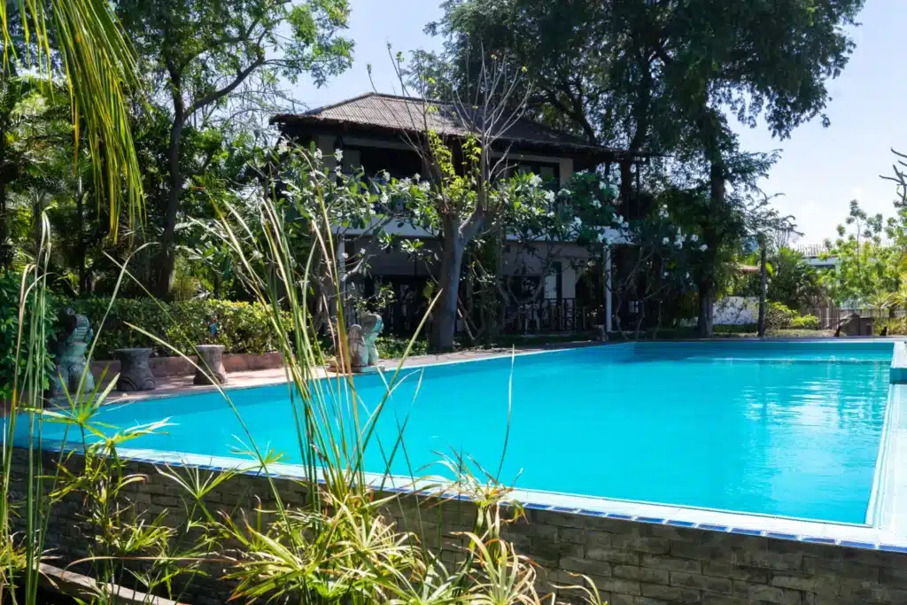 Piscine privée en location. Un moment de détente pour se baigner à Montpellier sans voiture !