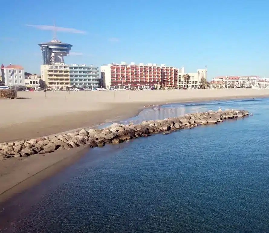 Plage de l'Hôtel de Ville à Palavas-les-Flots située à proximité du centre de la ville.