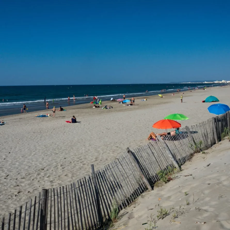 Plage du Petit Travers à Mauguio : accessible facilement en bus pour se baigner à Montpellier sans voiture cet été !