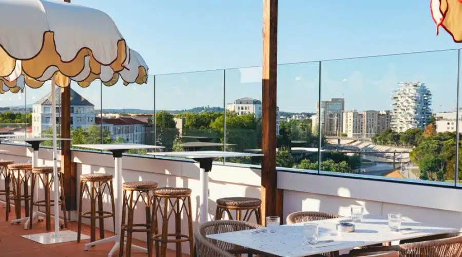 Une photo du rooftop le Miranove avec une vue sur la ville de Montpellier.