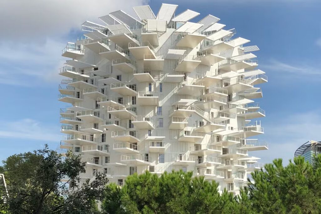 Une photo du bâtiment L'Arbre Blanc vue de face.